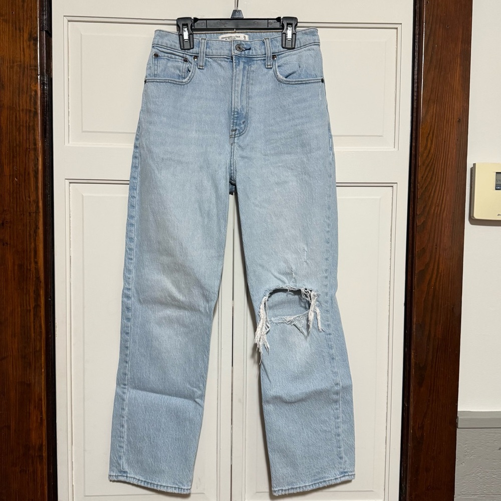 Abercrombie & Fitch The 90s Straight Ultra High Rise light wash jeans size 26S